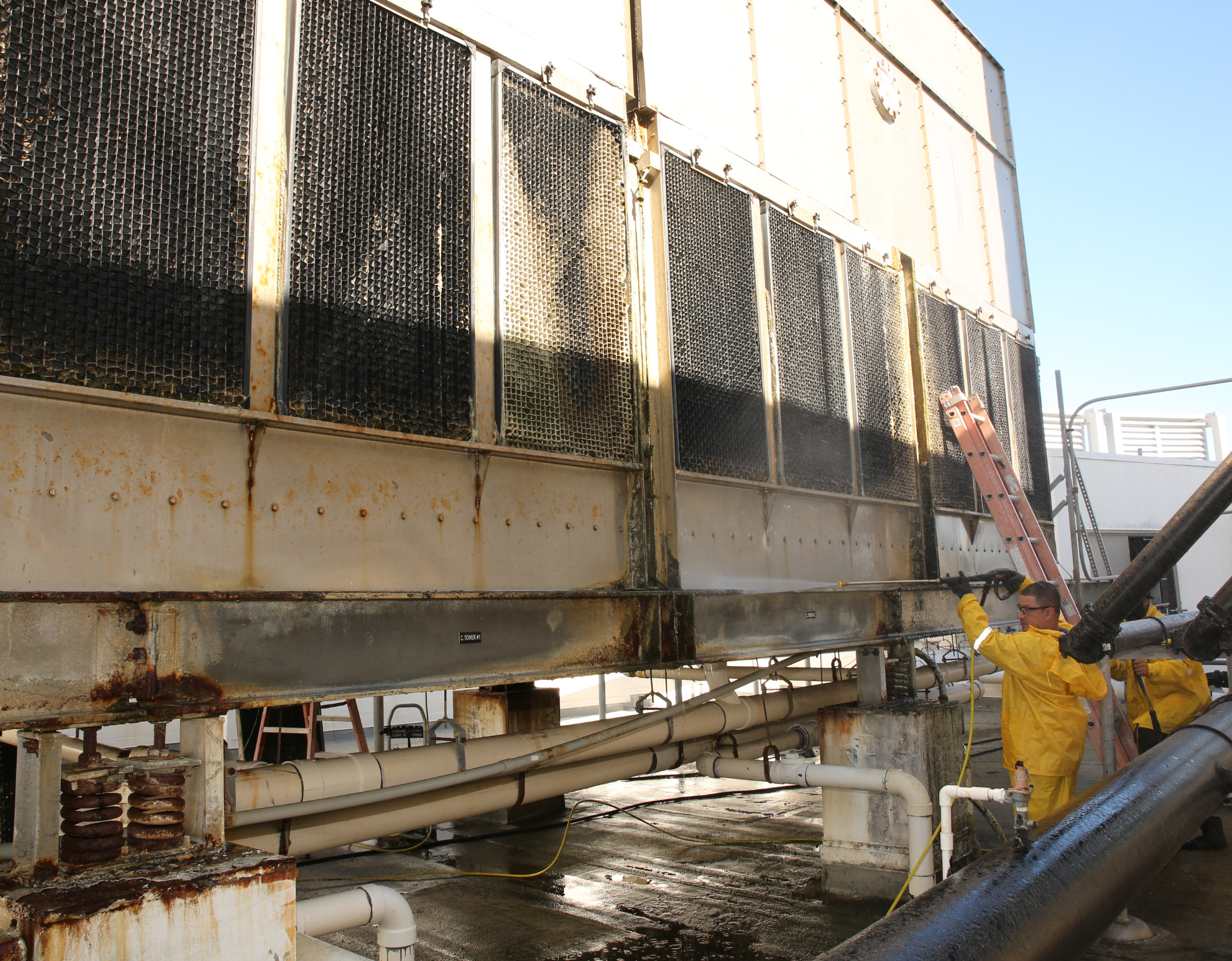cool-breze-technicians-maintancing-a-unit